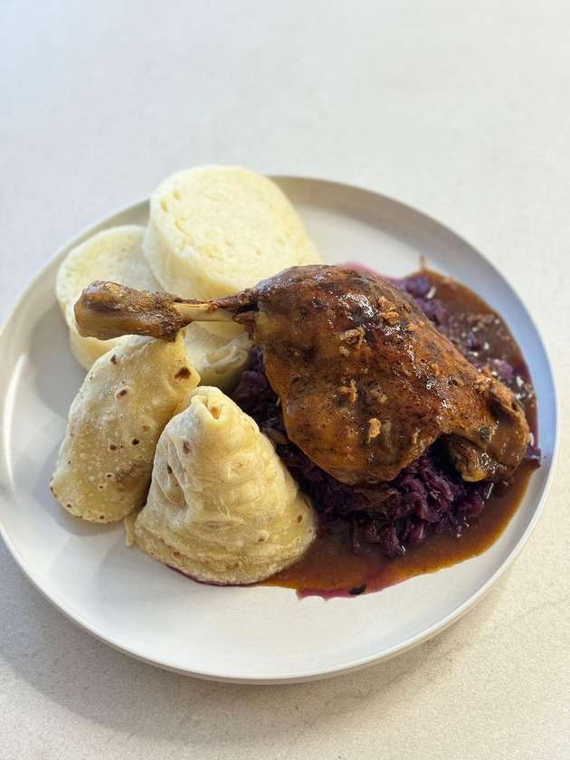 Kačacie stehno (300g), červená dusená kapusta (200g)