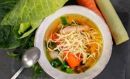 Slepačí vývar s mäsom a rezancami