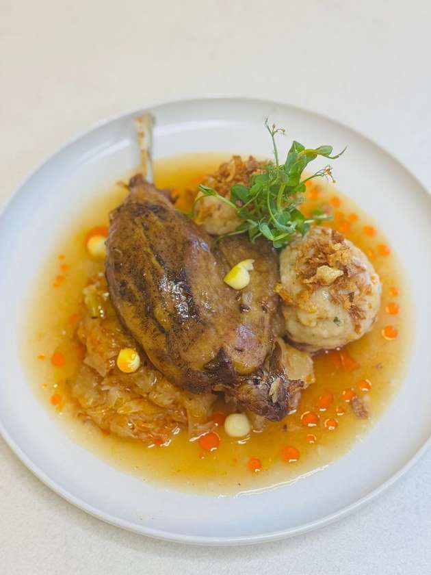 Husacie stehno (350g), dusená kyslá kapusta (200g)