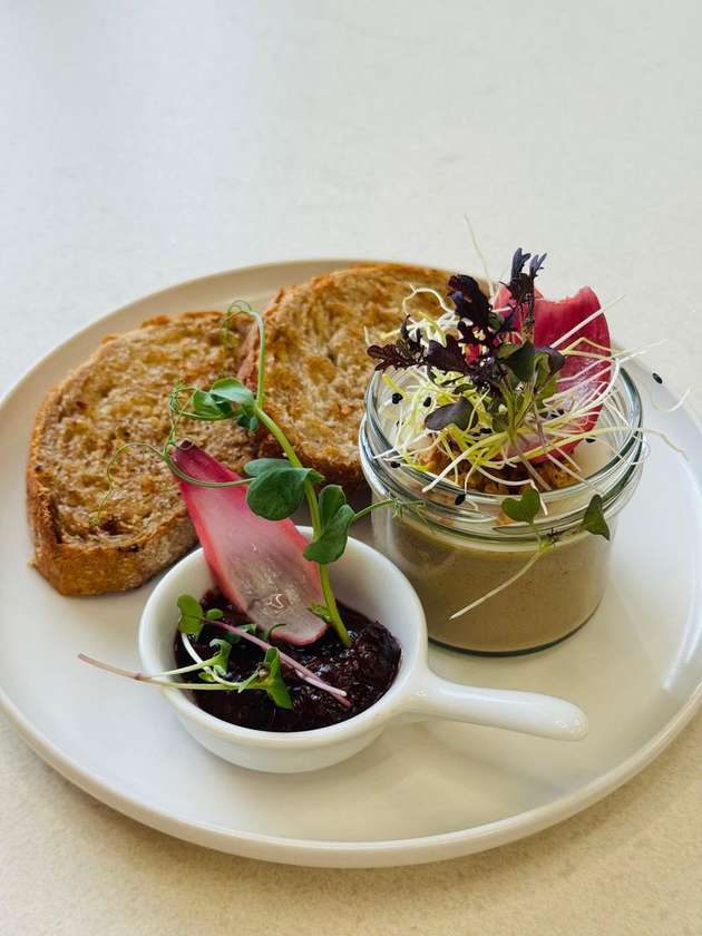 Kačacia paštéta slivkové chutney kváskový chlieb