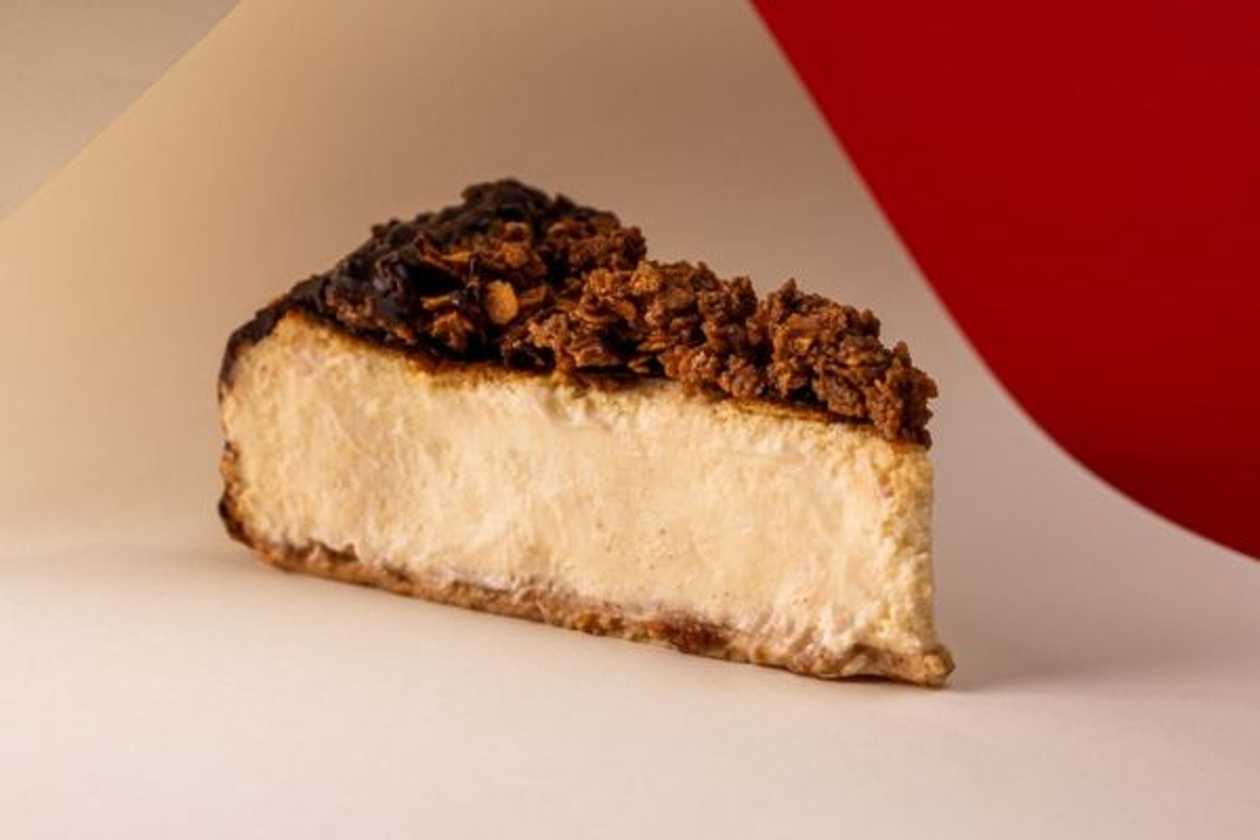 Sernik baskijski z orzechową praliną