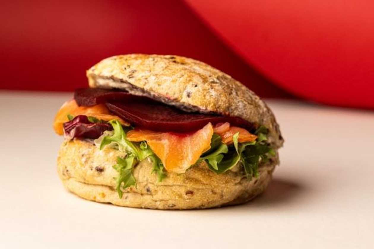 Bułka proteinowa - wędzony łosoś + labneh koperkowy