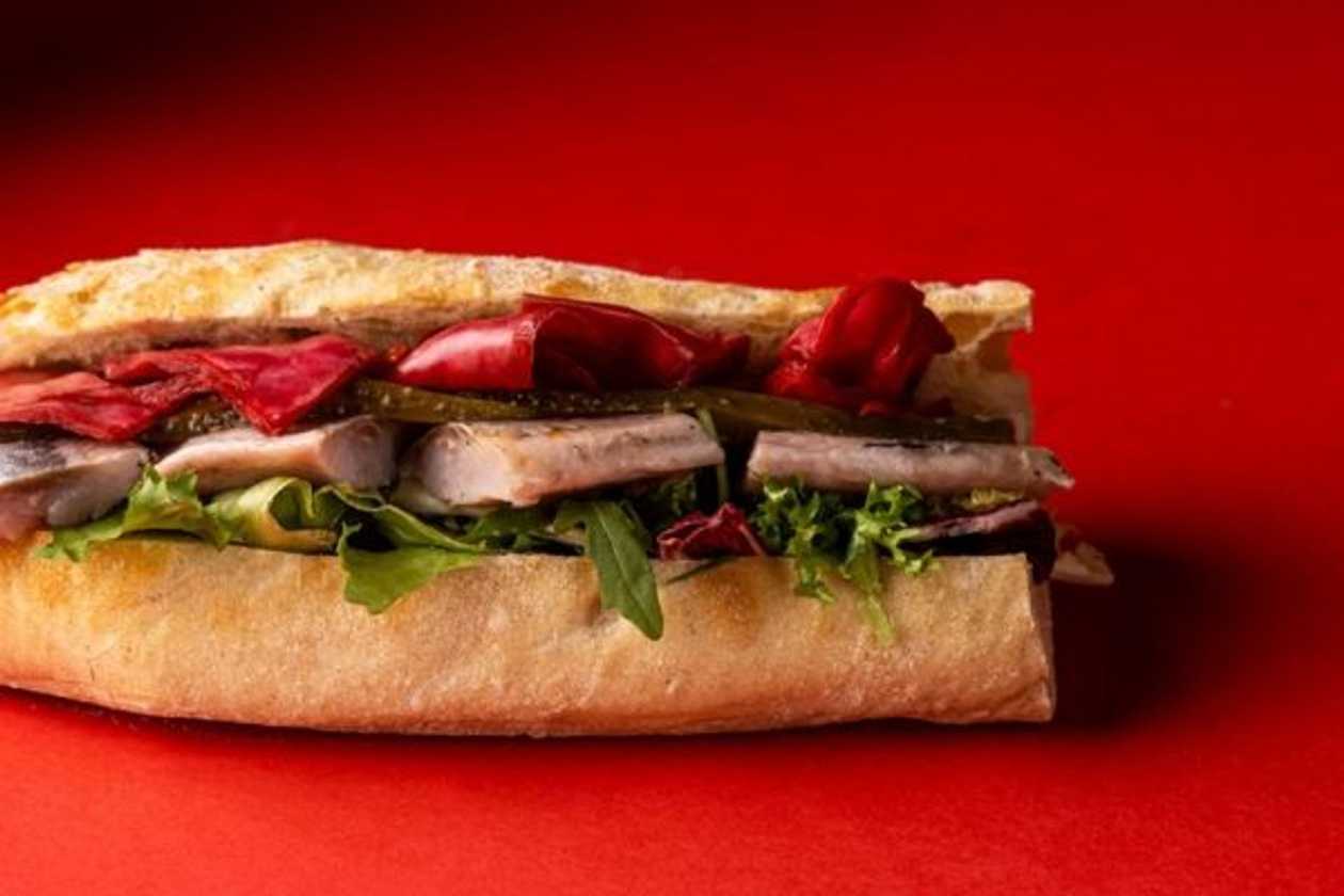 Bagietka firmowa - litewski śledź + piklowana kapusta