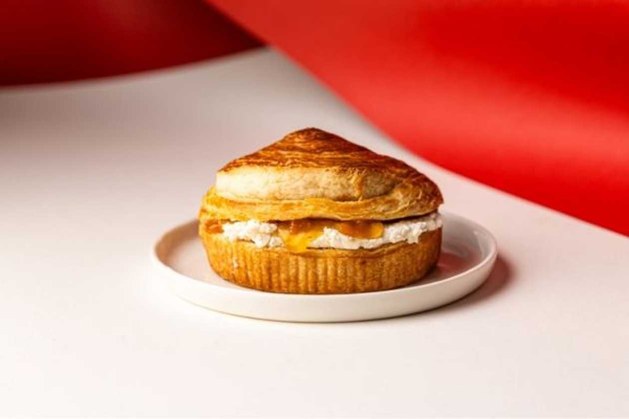 Bułeczka francuska - wędzony twaróg + konfitura morelowa