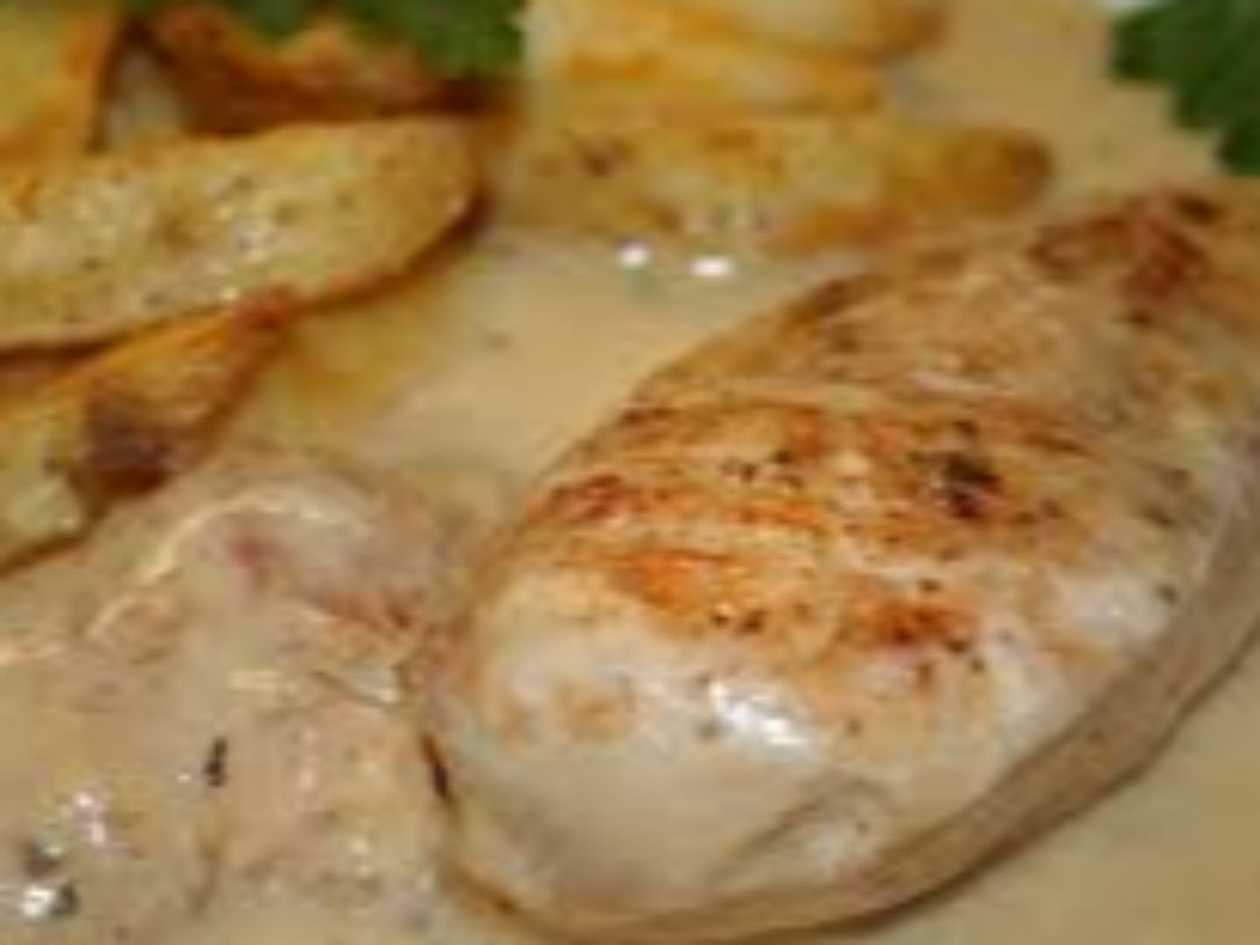 200g Zapečený kuřecí steak(slanina, hermelín), hranolky