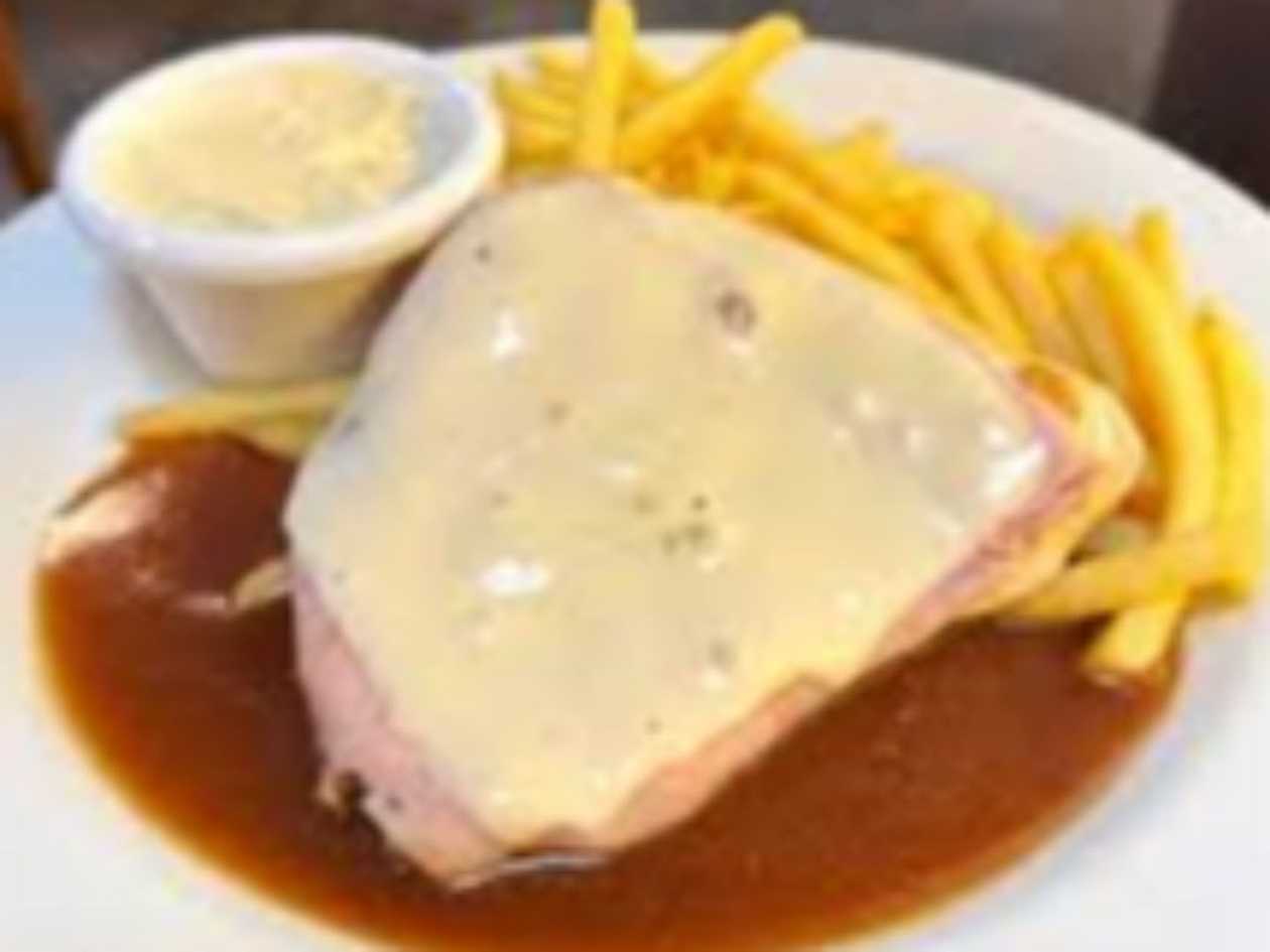 200g Kuřecí steak se sýrem, hranolky