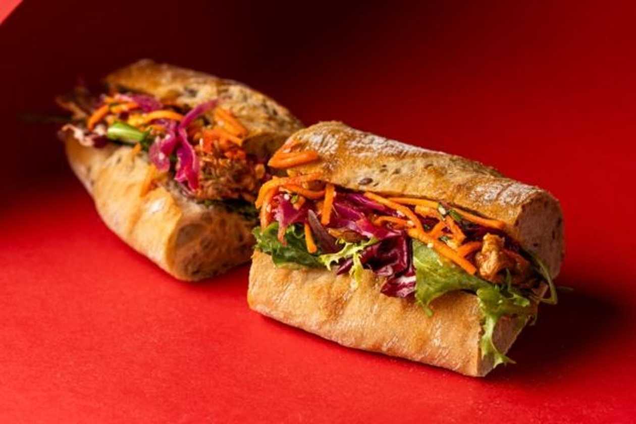 Bagietka sezonowa - kaczka + sałatka orientalna