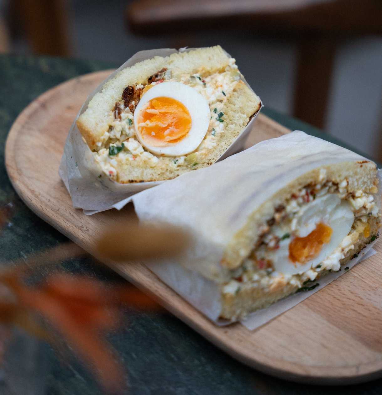 Sandviș cu ouă și chilli crocant