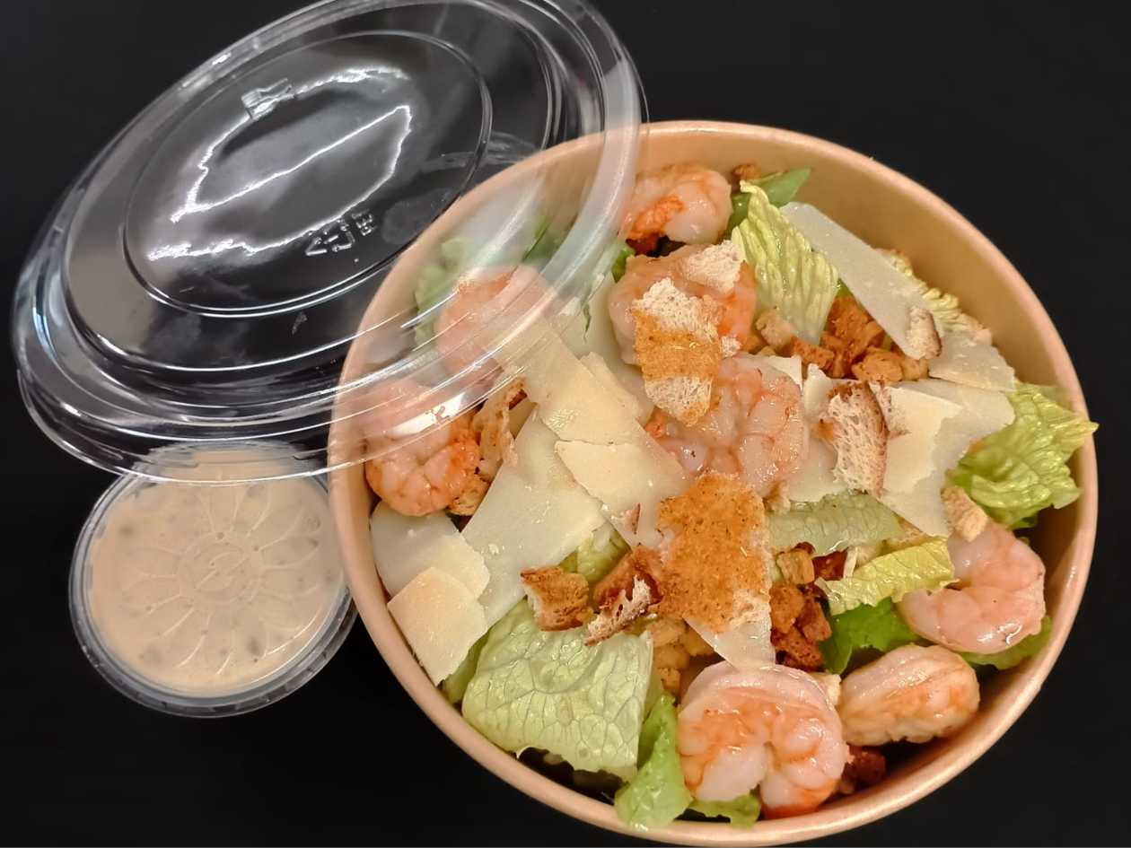 Caesar salát s restovanými krevetami, hoblinami parmezánu a krutony
