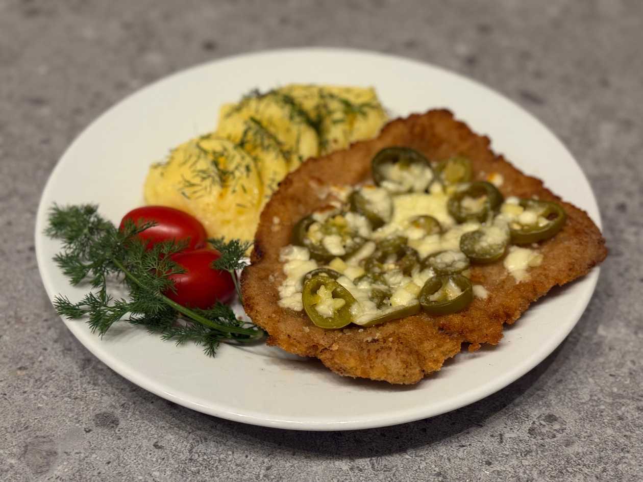 Schabowy zapiekany papryczką jalapeno i mozzarellą
