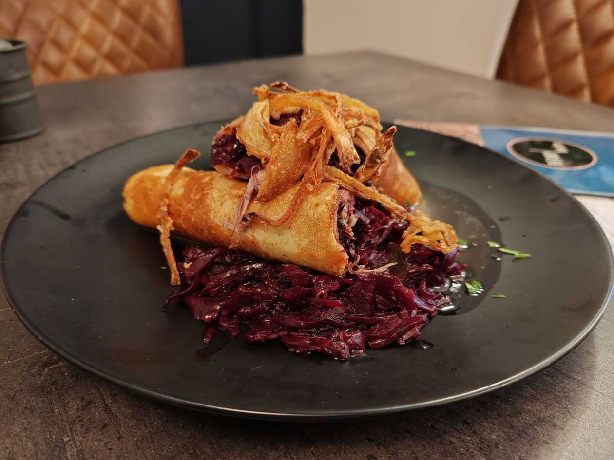 150g BRAMBOROVÁ LOKŠE PLNĚNÁ HUSÍM A KACHNÍM MASEM, ČERVENÝM ZELÍM A RESTOVANOU CIBULKOU