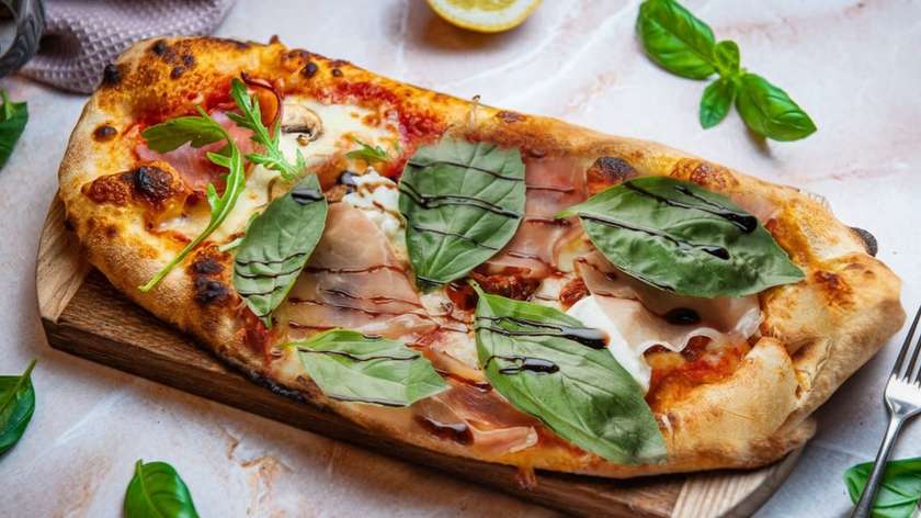 Piccola pizza with sun-dried tomatoes, Parma ham and cream cheese 558 kcal