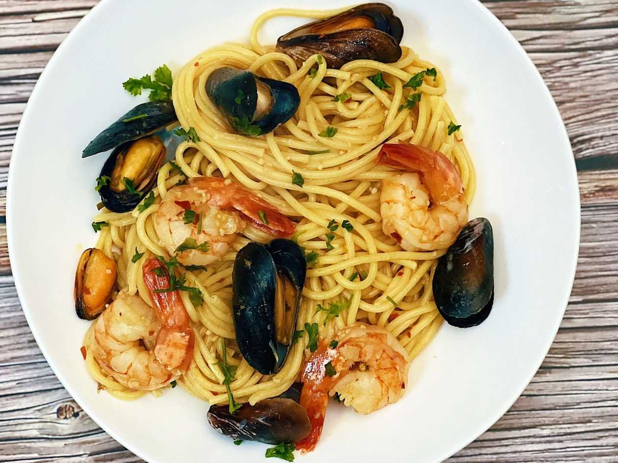 FRESH PASTA WITH BLACK SEA MUSSELS AND SHRIMPS WITH BUTTER, WINE AND SAGE SAUCE