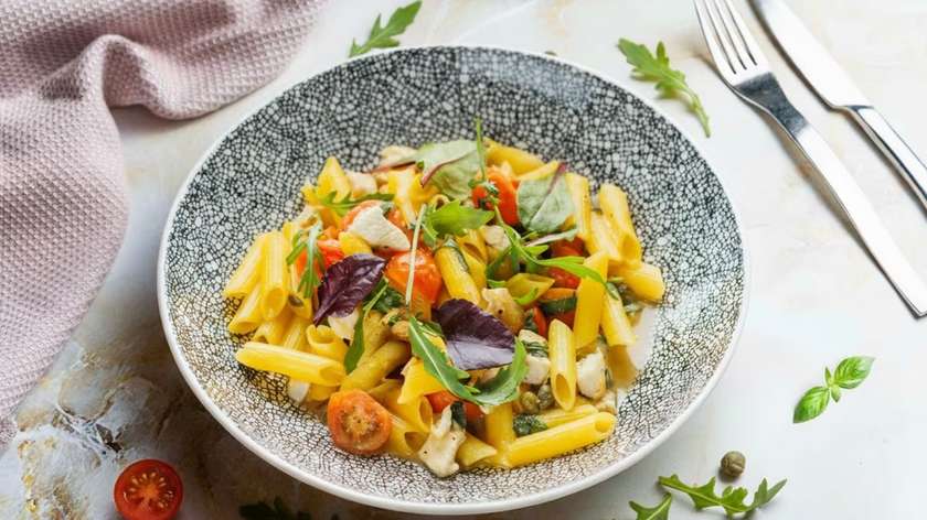 Chicken pasta with capers, basilic and parmesan 548 kcal