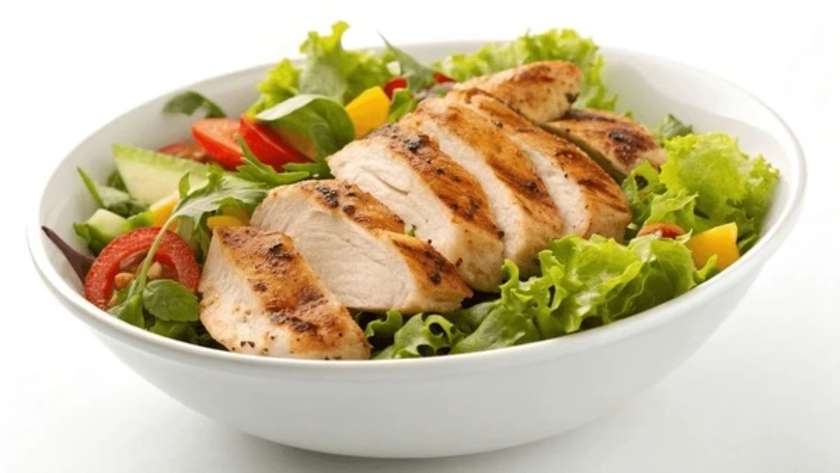 SALAD WITH CHICKEN BREAST MARINATED IN AYRAN