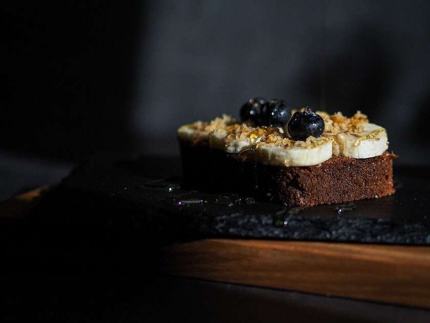 Domácí Banánový Chléb s Arašídovým Máslem a Čerstvým Ovocem 2ks