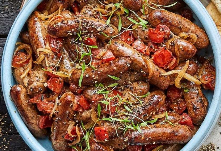 SAUSAGES FROM THE SYRIANS WITH POMEGRANATE SAUCE AND WALNUTS