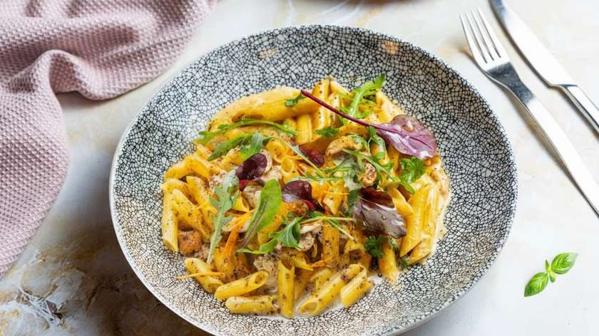 Creamy pasta with chicken and truffle 525 kcal