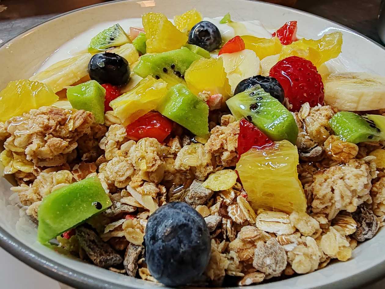 Granola s Řeckým Jogurtem, Čerstvé Ovoce, Ořechy, Med