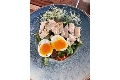 Salata cu piept de pui la gratar