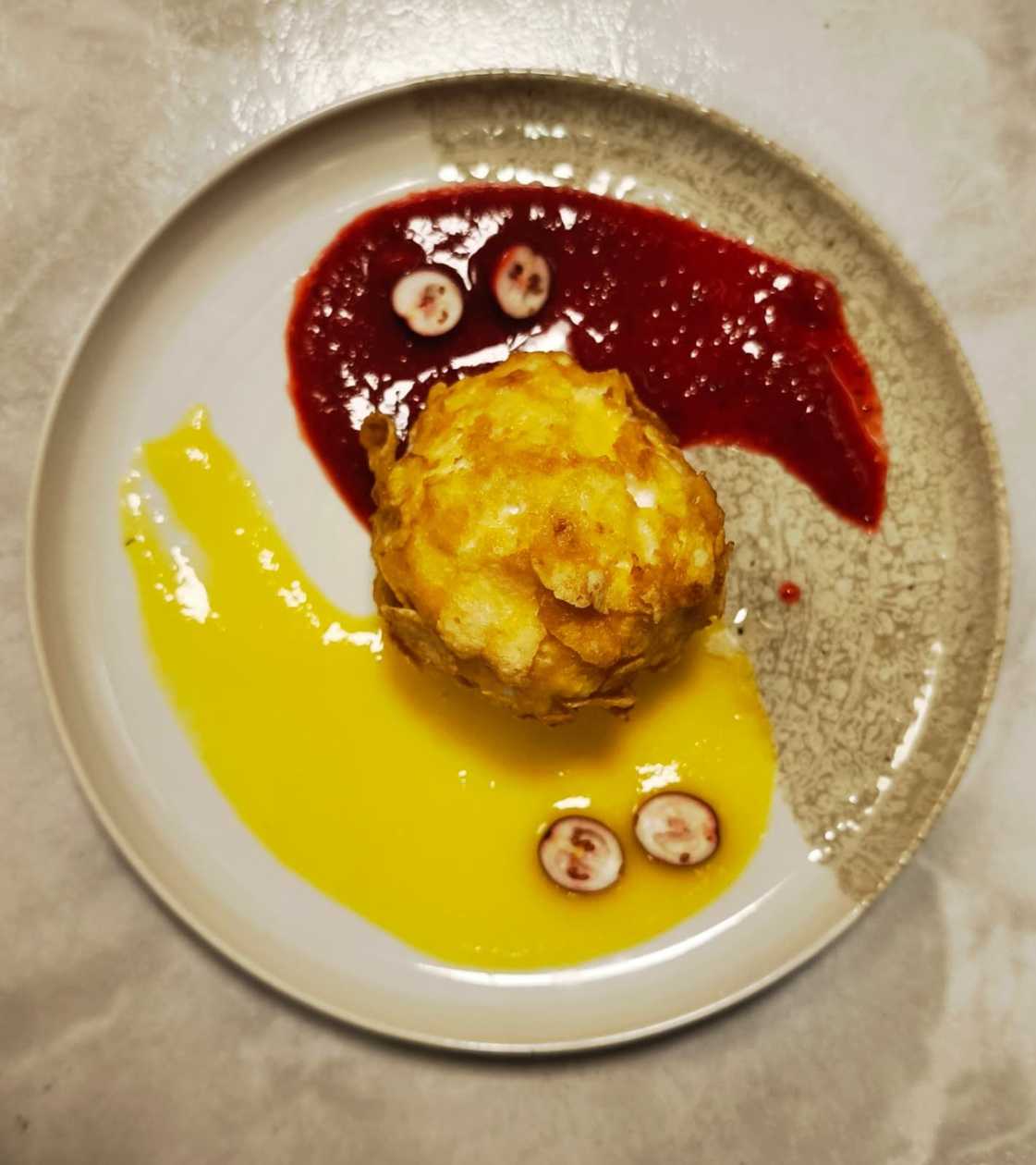 Karstā saldējuma bumbiņa ar zemeņu un persiku mērci