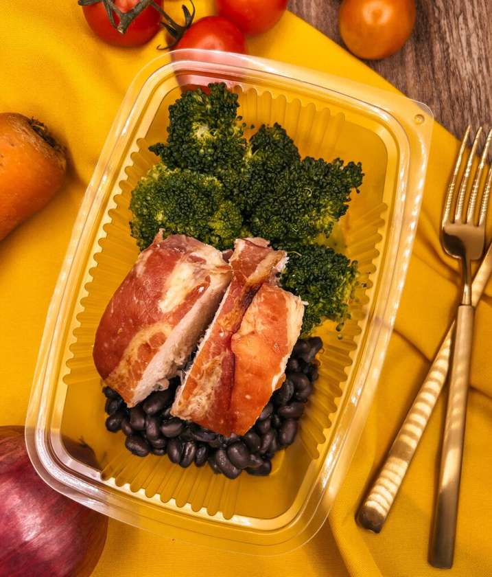 Enroladinho de frango em bacon com feijão preto e brócolos