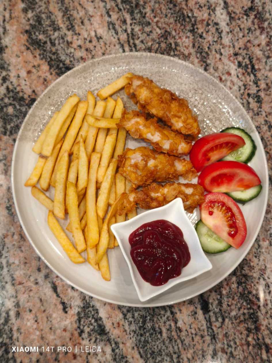 Pašu gatavoti, kraukšķīgi vistas filejas nageti kukurūzas pārslu panējumā ar frī kartupeļiem, kečupu