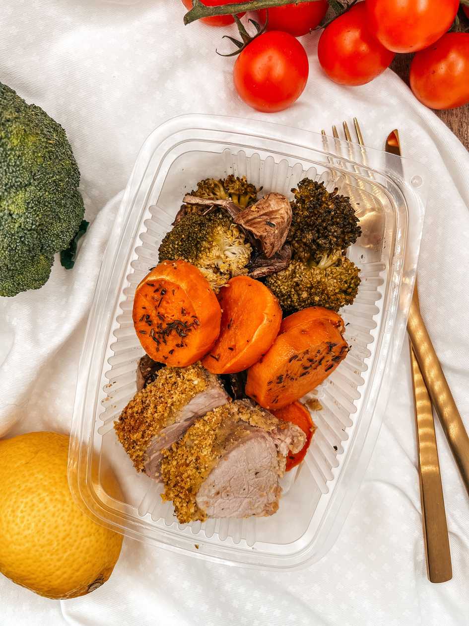 Lombinho com crosta de mostarda e salsa, batata doce assada, cogumelos e brócolos no forno