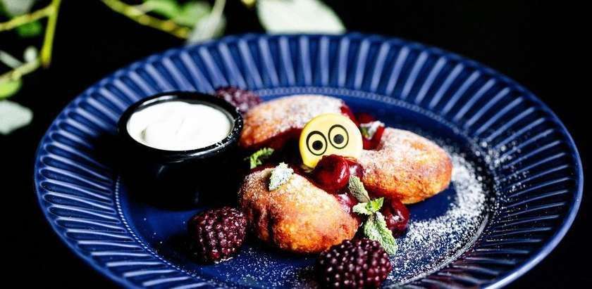 Kepti varškėčiai su grietinės ir vyšnių padažu