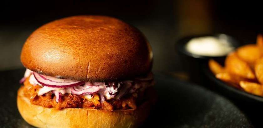 BBQ plėšytos kiaulienos burgeris