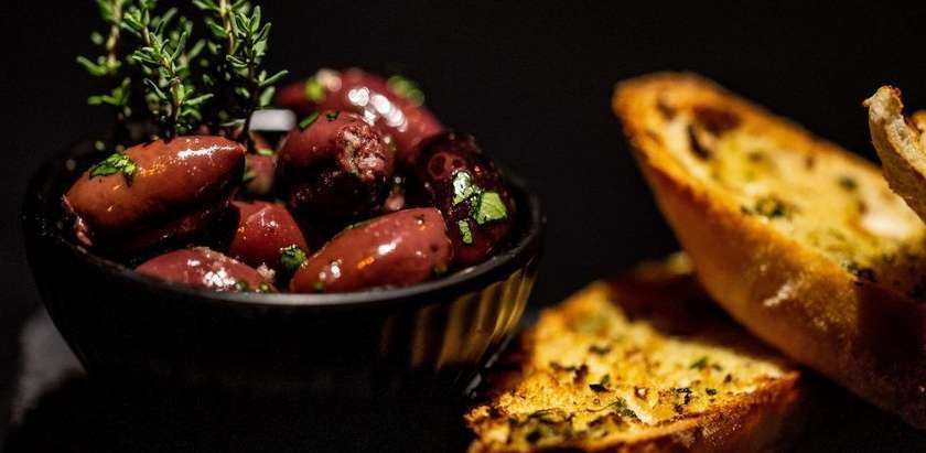 Mūsų šefo marinuotos kalamata alyvuogės