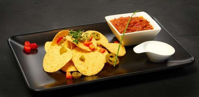 Nachos, čili troškinys, sūrio padažas, pomidorų salsa