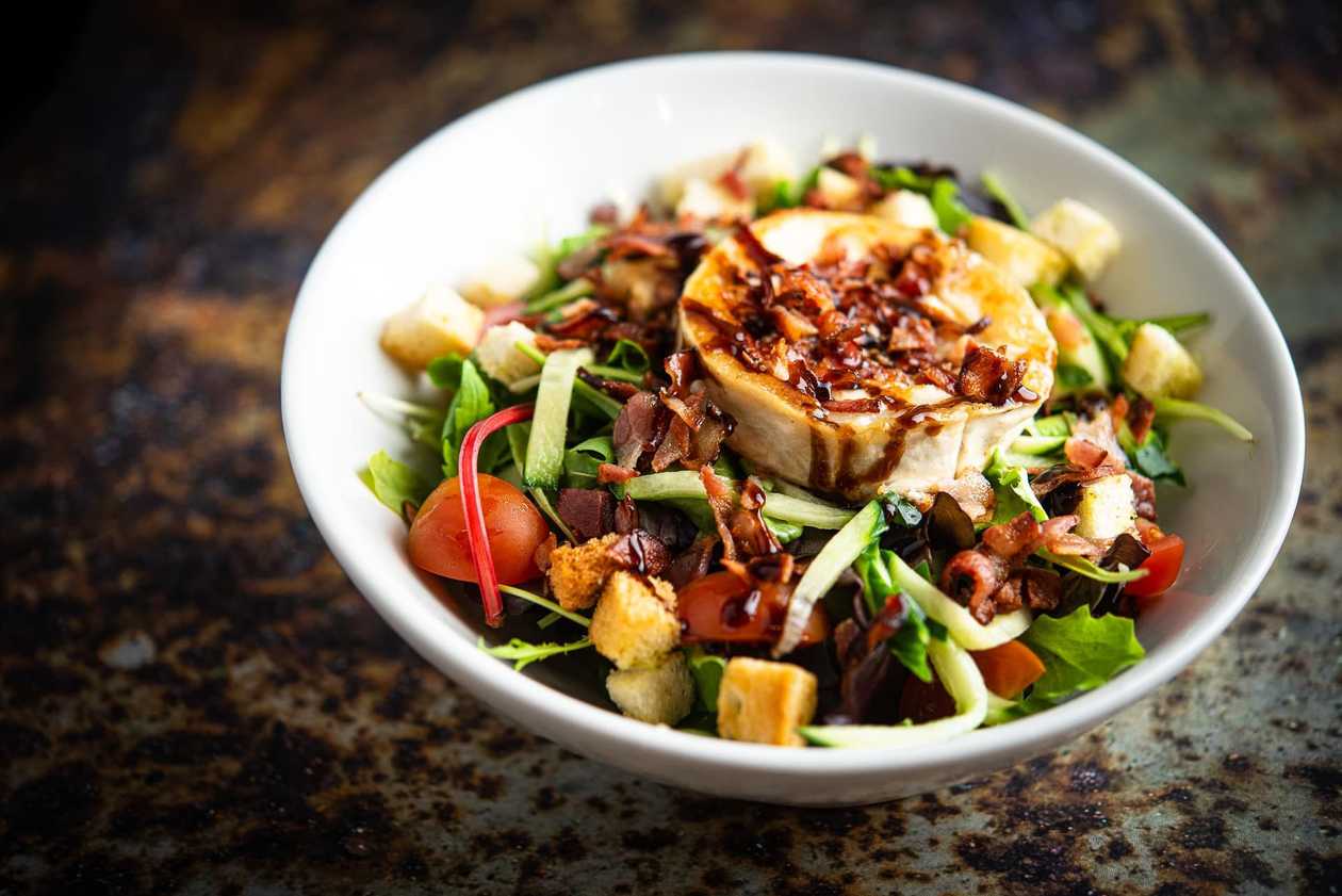 Kitsejuustu-peedi salat (Burger Kitchen)