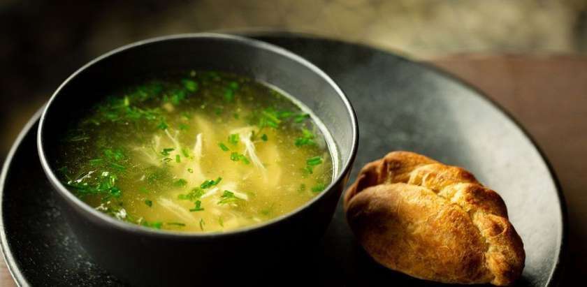 Vištienos sultinys su kibinu