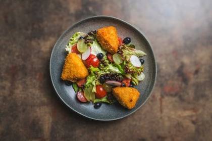 Salata cu brie pane, struguri si cherry