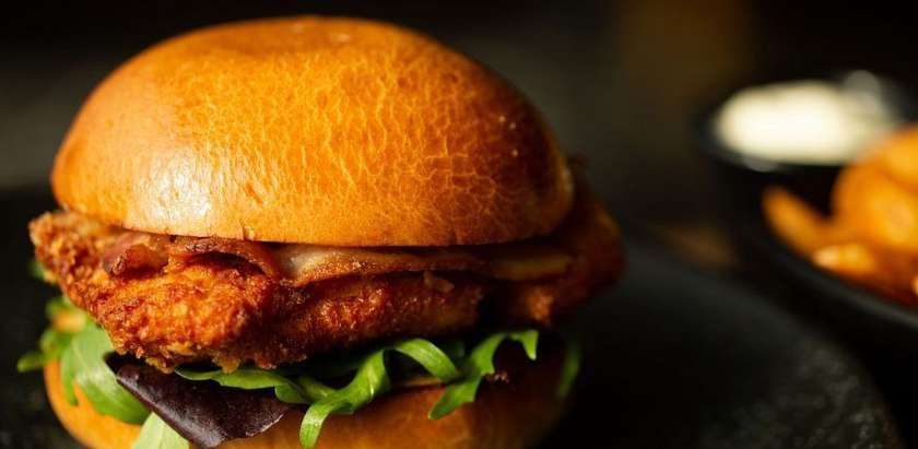 Gruzdintos vištienos krūtinėlės burgeris