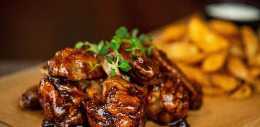 Kepti vištienos sparneliai su aitriųjų paprikų padažu