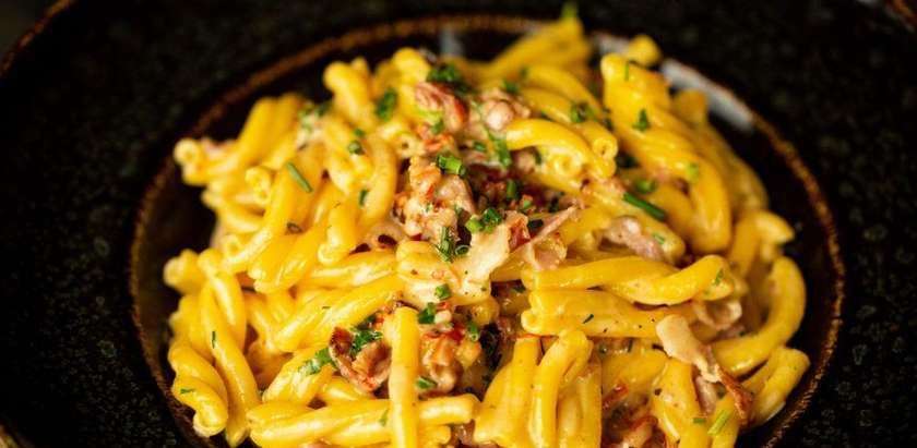 Alfredo makaronai su kietuoju sūriu ir skrudinta šonine