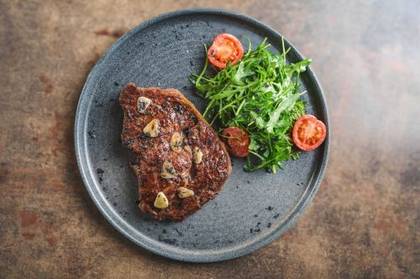 Antricot de vita caramelizat cu usturoi, cimbru si unt