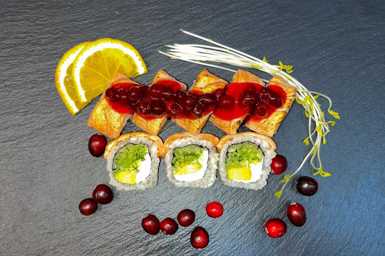 ROLKA MIESIĄCA - Philadelphia z sosem żurawinowym | 8 szt