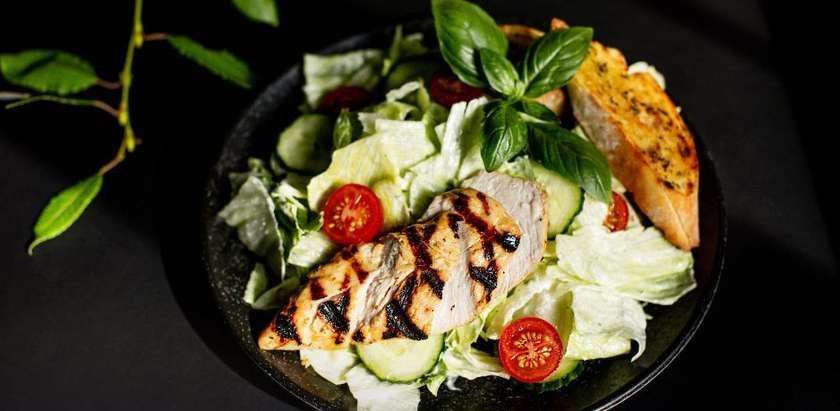 Kalakutienos su traškia česnakine bruschetta