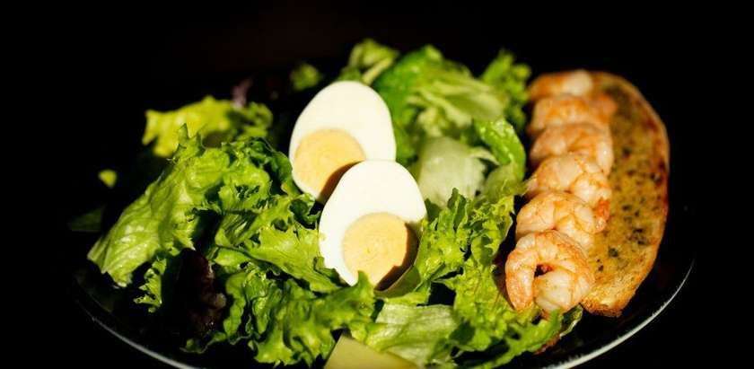 Klasikinės Cezario salotos su krevetėmis