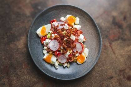 Eggs salad with crispy bacon, telemea de vaca si ceapa verde fresh