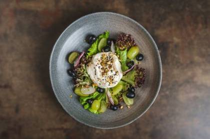 Burrata salad cu struguri proaspeti, fistic si ridichie