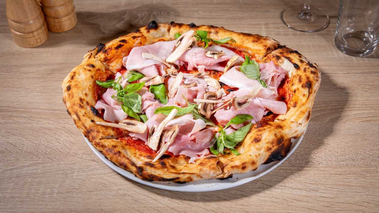 Prosciutto e Funghi Napoletano – clasic italian