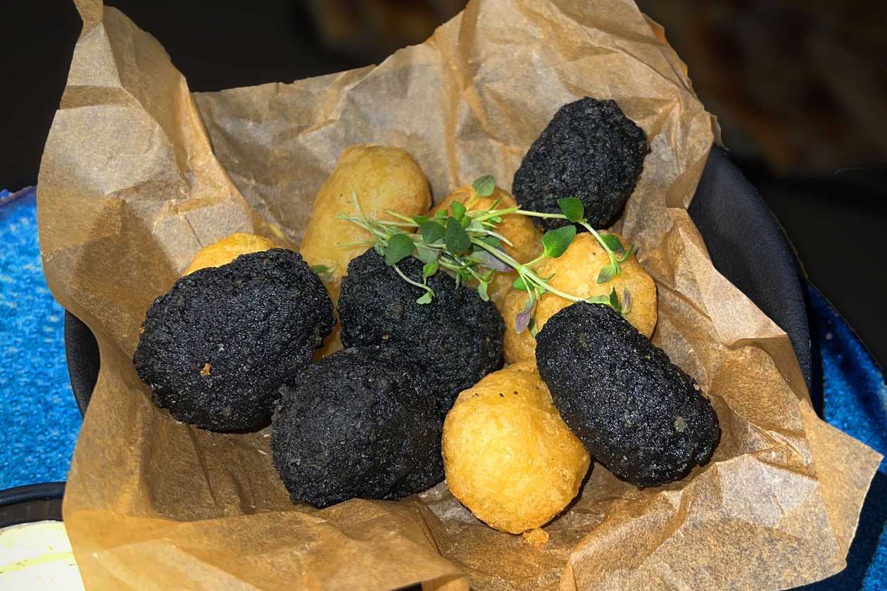 Sūrio kamuoliukai su prieskoniniu majonezu