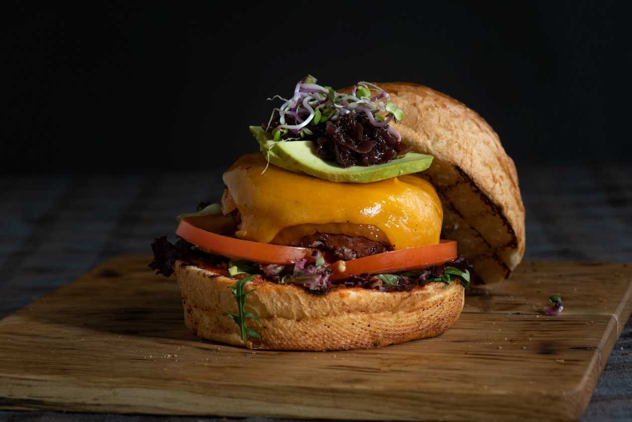 Vegetariškas burgeris su augaliniu paplotėliu