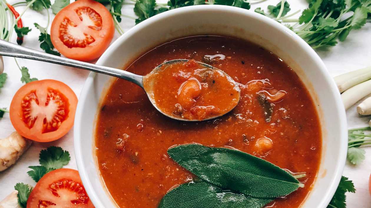 Fazuľová polievka so sušenými paradajkami a čerstvým oreganom VEGAN