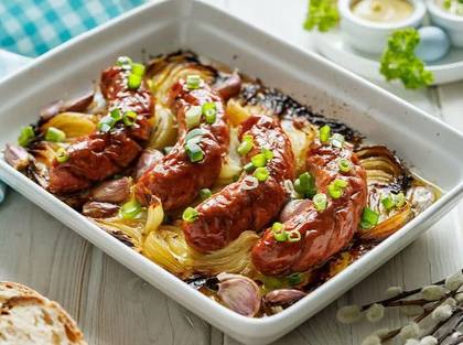 Kiełbasa pieczona z cebulką