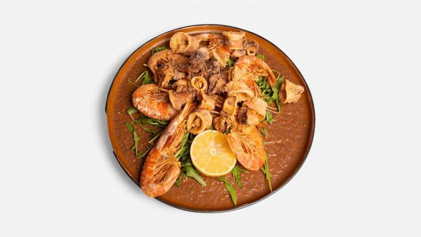 Misa s fritovanými kalamármi a krevetami